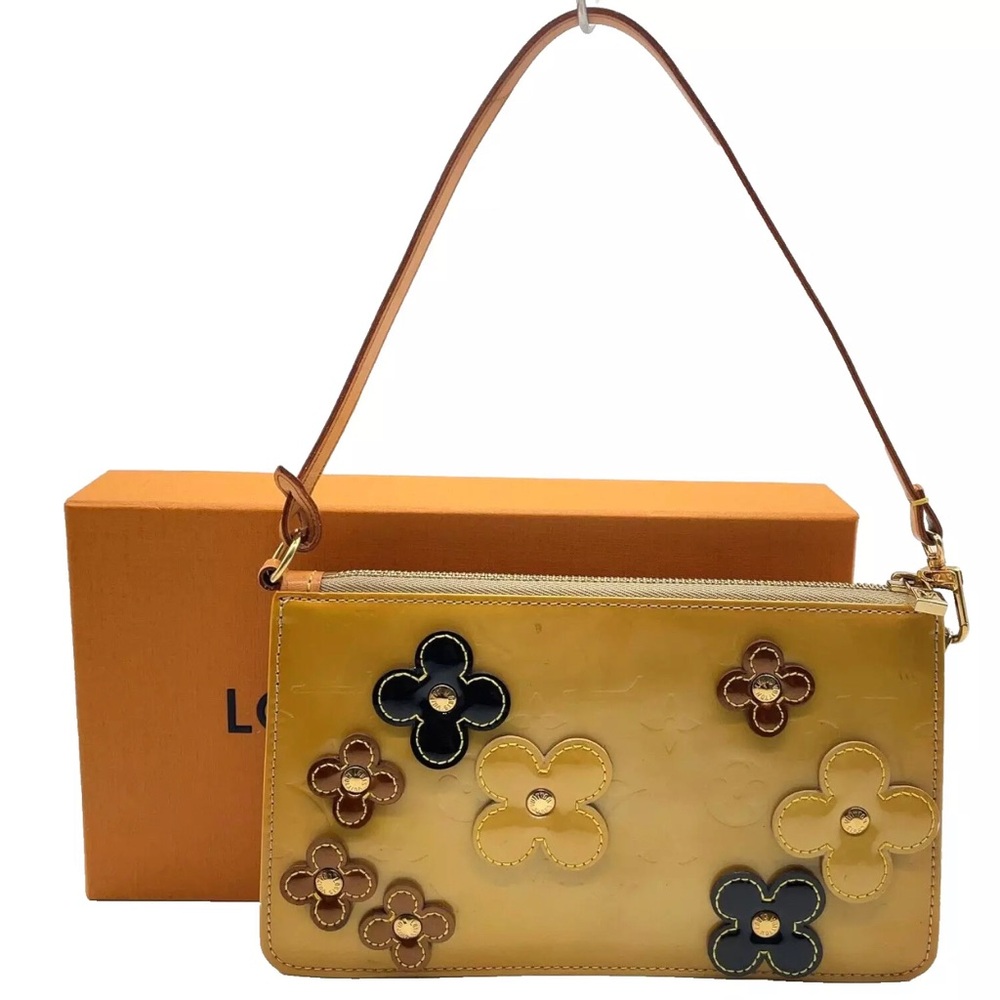 Authentic LouisVuitton Vernis BeigeFlower Lexington AccessoryPouch with box. ❤️